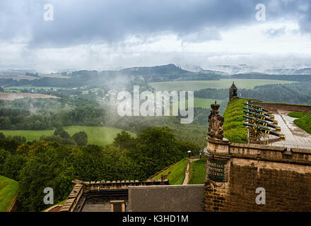 Blick von der Höhe des Deutschen k Königstein Festung im Verregneten und nebligen Wetter. Stockfoto