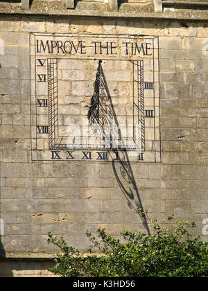 Alte Sonnenuhr mit römischen Ziffern und Inschrift auf der vertikalen Steinwand des Turms der St. Dionysius Kirche, Market Harborough, Leicestershire, England, Großbritannien Stockfoto