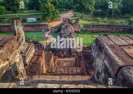 Touristen den alten Tempel komplex Ruinen des 10. Jahrhunderts Pre Rup in Siem Reap, Kambodscha zu erkunden. Stockfoto