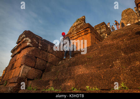 Eine weibliche Touristen macht Ihren Weg nach unten die steilen Stufen an der alten hinduistischen Tempel Komplex von Pre Rup in Siem Reap, Kambodscha ruinieren. Stockfoto