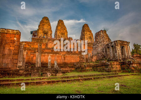 Touristen erwarten Sonnenuntergang auf der alten Khmer Tempel Ruinen von Pre Rup, Siem Reap, Kambodscha. Stockfoto