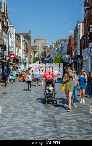 Ein Blick hinauf auf der Suche Peascod Street, Windsor, Berkshire, Großbritannien in Richtung Schloss Windsor. Stockfoto