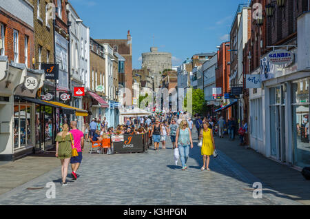 Ein Blick hinauf auf der Suche Peascod Street, Windsor, Berkshire, Großbritannien in Richtung Schloss Windsor. Stockfoto