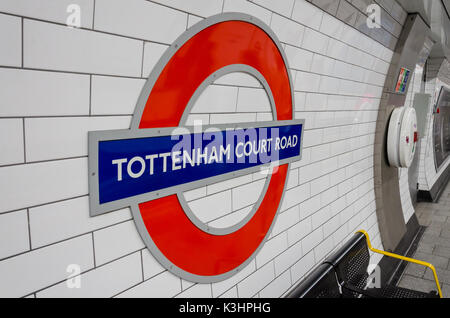 Ein Londoner U-Symbol an der Wand der Station Tottenham Court Road. Stockfoto