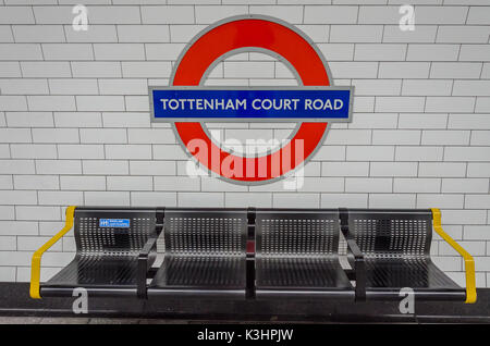 Ein Londoner U-Symbol an der Wand der Tottenham Court Road Station über eine Reihe von Sitzplätzen. Stockfoto