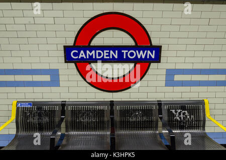 Ein Londoner U-Symbol an der Wand von Camden Town Station über eine Reihe von Sitzplätzen. Stockfoto