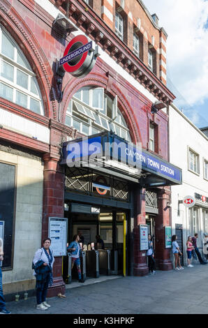 Ein Blick auf die Straße von der Ausfahrt der Londoner U-Bahnstation Camden Town. Stockfoto