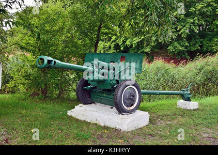 Denkmal der sowjetischen 76 mm gg Gewehr Modell 1942 ZIS-3. Stadt Baltijsk, früher Pillau, Oblast Kaliningrad, Russland Stockfoto