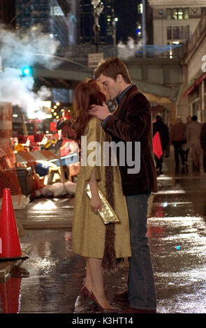 JML-144 Ashley und Jake (Chris Pine) finden Liebe und extreme Glücksfälle in New York City, NUR in MEINEM GLÜCK. FOTOGRAFIEN, DIE AUSSCHLIESSLICH FÜR WERBUNG, WERBUNG, WERBUNG ODER REZENSIONEN DIESES BESTIMMTEN FILMS VERWENDET WERDEN UND DAS EIGENTUM DES STUDIOS BLEIBEN. NICHT ZUM VERKAUF ODER ZUR WEITERGABE BESTIMMT. NUR MEIN GLÜCK, DASS LINDSAY LOHAN, CHRIS PINE JML-144 Ashley (Lindsay Lohan) und Jake (Chris Pine) Liebe finden Datum: 2006 Stockfoto