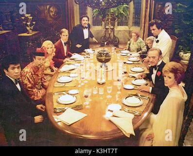 Mord DURCH TOD L-R RICHARD NARITA, Peter Sellers, EILEEN BRENNAN, James Cromwell, JAMES COCO, Elsa Lanchester, ESTELLE WINWOOD, Peter Falk, David Niven, Maggie Smith Stockfoto