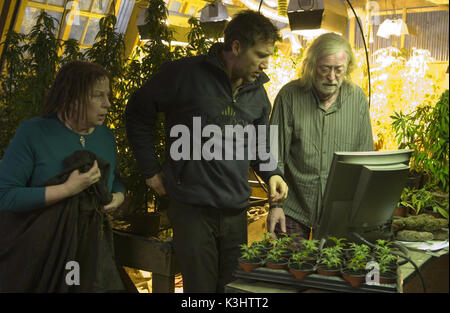 Die KINDER DER MÄNNER PAM FERRIS, Clive Owen, Michael Caine) (L, R) Schwester Miriam (PAM FERRIS), desillusioniert Bürokrat Theo (Clive Owen) und rebel Jasper (Michael Caine), Ihren nächsten Schritt in dem Thriller der Menschen Kinder, geleitet von dem renommierten Filmemacher Alfonso Cuaron diskutieren. Stockfoto