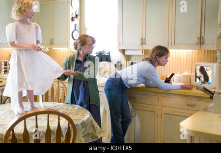 ELIZABETH PETERSON als Karen aimes, SISSY SPACEK als Alice aimes und CHARLIZE THERON als Josey aimes in Warner Bros Filmdrama, North Country. FRANCES McDormand ist auch ein Star. FOTOGRAFIEN, DIE AUSSCHLIESSLICH FÜR WERBUNG, WERBUNG, WERBUNG ODER REZENSIONEN DIESES BESTIMMTEN FILMS VERWENDET WERDEN UND DAS EIGENTUM DES STUDIOS BLEIBEN. NICHT ZUM VERKAUF ODER ZUR WEITERGABE BESTIMMT. AUS DEM NORDEN ELIZABETH PETERSON als Karen aimes, SISSY SPACEK als Alice aimes und CHARLIZE THERON als Josey aimes ELIZABETH PETERSON als Karen aimes, SISSY SPACEK als Alice aimes und CHARLIZE THERON als Josey aimes im Krieg Stockfoto