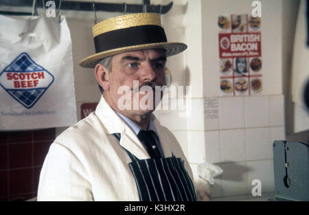 Tragen hinter WINDSOR DAVIES Datum: 1975 Stockfoto