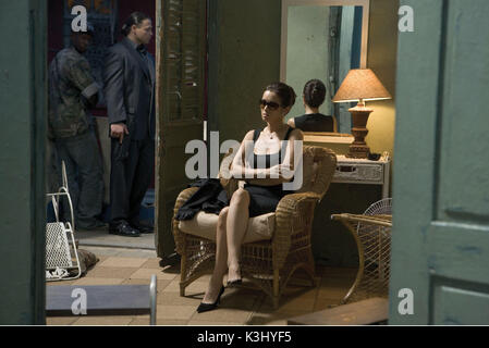 GONG LI als chinesisch-kubanische Finanzkriminelle Isabella in Miami Vice, dem Filmdrama, das Erwachsene, gefährliche und verlockende Dinge bei der Undercover-Arbeit freisetzt. MIAMI VICE GONG LI als chinesisch-kubanischer Finanzkrimineller Isabella GONG LI als chinesisch-kubanischer Finanzkrimineller Isabella in Miami Vice, dem Film-Kriminaldrama, das Erwachsene, gefährliche und verlockende Dinge von der Arbeit unter verdeckten Ermittlungen befreit. Stockfoto