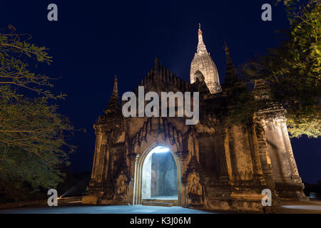 Blick auf den beleuchteten Shwegugyi Tempel in Bagan, Myanmar (Burma) in der Nacht. Stockfoto