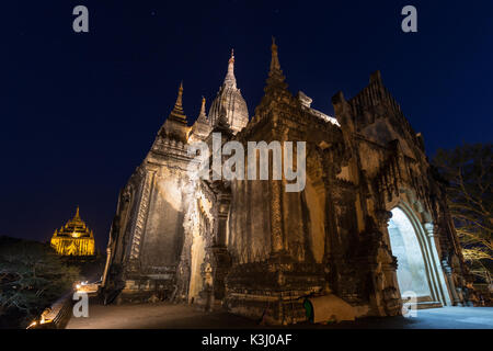 Blick auf den beleuchteten Shwegugyi Tempel in Bagan, Myanmar (Burma) in der Nacht. Lit Ananda Tempel ist im Hintergrund. Stockfoto