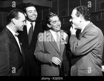 HANCOCK'S HALBE STUNDE [BR TV 1956 - 1960] BILL KERR, Drehbuchautor ALAN SIMPSON, TONY HANCOCK, SIDENY JAMES während der Proben Stockfoto