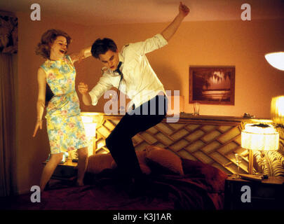 Fang Mich, Wenn Du Kannst. Bildunterschrift: Frank Abagnale (LEONARDO DICAPRIO) feiert mit einer Stewardess namens Lucy (ELIZABETH BANKS) in DreamWorks Pictures' FANG MICH, WENN DU KANNST. Foto: Foto: Andrew Cooper. Copyright: TM & 2002 DREAMWORKS LLC FANG MICH, WENN DU KANNST [US 2002] LEONARDO DICAPRIO als Frank Abagnale bei ELIZABETH BANKS Fang Mich, Wenn Du Kannst. Bildunterschrift: Frank Abagnale (LEONARDO DICAPRIO), der sich als Pilot der Fluglinie ausgegeben hat, feiert mit einer Stewardess namens Lucy (E Stockfoto