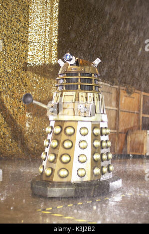 Unter einem Embargo bis 00.01 am Sonntag, 24. April 2005 EPISODE 6 Bild zeigt: Die DALEK. Unter der Salzwüste von Utah, der Milliardär Sammler Henry Van Statten hält das letzte Relikt einer fremden Rasse. Wenn der Doctor und Rose untersuchen, entdecken Sie, dass der Arzt die älteste und am meisten tödlichen Feind über ist frei zu brechen. Es ist ein Kampf auf Leben und Tod, mit Rose gefangen in der Mitte. Warnung: Die Verwendung dieses Bildes ist Urheberrecht unterliegen den Nutzungsbedingungen von BBC Foto Digital Service. Insbesondere kann das Bild nur in der Werbung für den Zweck der Verbreitung von 'Doctor Who' und p verwendet werden. Stockfoto