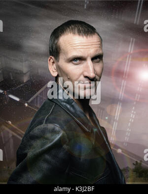 Bild zeigt: Der Arzt (Christopher Eccleston) Christopher Eccleston der Arzt in dieser neuen Serie in Kürze auf BBC ONE mit Billie Piper als Rose Tyler spielt. Reisen durch Raum und Zeit, der Arzt und Rose Gesicht mit einer Reihe von neuen und spannenden Monster zu Gesicht gekommen - sowie Kampf gegen den Erzfeind der Arzt - Feind, der Daleks. Warnung: Die Verwendung dieser urheberrechtlich geschützten Bild unterliegen den Nutzungsbedingungen von BBC Foto Digital Service. Insbesondere kann das Bild nur in der Werbung für den Zweck der Verbreitung von Doctor Who und BBC gutgeschrieben verwendet werden. Jede Verwendung Stockfoto