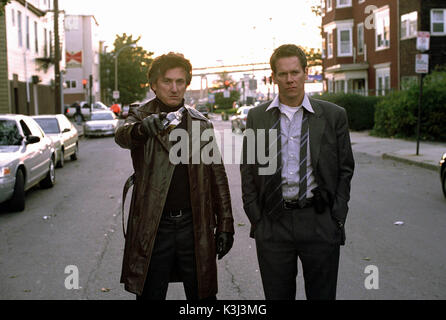 Mystic River. Von links nach rechts: SEAN PENN und KEVIN BACON Star in Warner Bros Pictures' and Village Roadshow Pictures' Drama Mystic River, eine Malpaso-Produktion mit Tim Robbins und Laurence Fishburne. Foto: Merie W. Wallace. Copyright: Warner Bros Bilder 2003. MYSTIC RIVER [US 2003] SEAN PENN, KEVIN BACON MYSTIC RIVER. Von links nach rechts: SEAN PENN und KEVIN BACON Star in Warner Bros Pictures' and Village Roadshow Pictures' Drama Mystic River, eine Malpaso-Produktion mit Tim Robbins und Laurence Fi Stockfoto