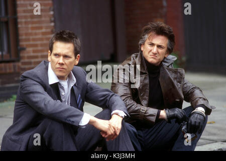 Mystic River. Von links nach rechts: KEVIN BACON und SEAN PENN Star in Warner Bros Pictures' and Village Roadshow Pictures' Drama Mystic River, eine Malpaso-Produktion mit Tim Robbins und Laurence Fishburne. Foto: Merie W. Wallace. Copyright: Warner Bros Bilder 2003. MYSTIC RIVER [US 2003] KEVIN BACON, SEAN PENN MYSTIC RIVER. Von links nach rechts: KEVIN BACON und SEAN PENN Star in Warner Bros Pictures' and Village Roadshow Pictures' Drama Mystic River, eine Malpaso-Produktion mit Tim Robbins und Laurence Fish Stockfoto