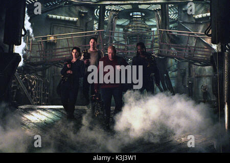 Die MATRIX RELOADED CARRIE-ANNE MOSS als Dreifaltigkeit, Keanu Reeves als Neo Laurence Fishburne als Morpheus, Harold Perrineau als Link Stockfoto