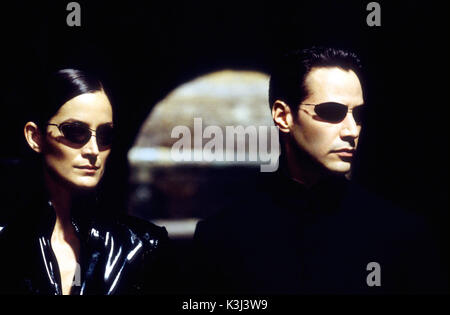 Die MATRIX RELOADED CARRIE-ANNE MOSS als Dreifaltigkeit, Keanu Reeves als Neo Stockfoto