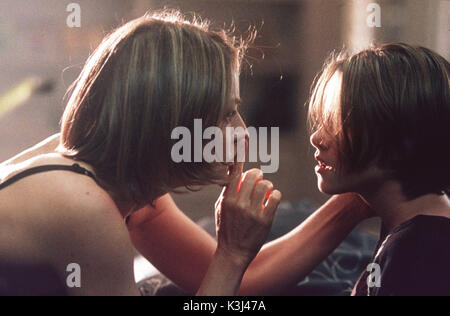 PANIC ROOM Jodie Foster spielt Meg Altman und Kristen Stewart spielt ihre Tochter Sarah im Columbia Pictures Thriller Panic Room. Foto: Merrick Morton PANIC ROOM Datum: 2002 Stockfoto