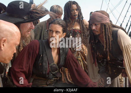 Abbildung L-R: Marty (MARTIN KLEBBA), Captain Barbossa (Geoffrey Rush), will Turner (ORLANDO BLOOM), Tia Dalma (NAOMIE HARRIS) und Captain Jack Sparrow (JOHNNY DEPP) in einer Szene von PIRATEN DER KARIBIK: AM ENDE DER WELT, Regie Gore Verbinski und produziert von Jerry Bruckheimer, aus einem Drehbuch von Ted Elliott und Terry Rossio. PIRATES OF THE CARIBBEAN: AT WORLD'S END [US 2007] ALIAS PIRATES OF THE CARIBBEAN 3 Datum: 2007 Stockfoto