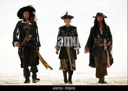 Abbildung L-R: Captain Barbossa (Geoffrey Rush), Elizabeth Swan (KEIRA KNIGHTLEY) und Captain Jack Sparrow (Johnny Depp) in einer Szene von PIRATEN DER KARIBIK: AM ENDE DER WELT, Regie Gore Verbinski und produziert von Jerry Bruckheimer, aus einem Drehbuch von Ted Elliott & Terry Rossio. PIRATES OF THE CARIBBEAN: AT WORLD's END [US 2007] alias PIRATES OF THE CARIBBEAN 3 GEOFFREY RUSH als Captain Barbossa, KEIRA KNIGHTLEY als Elizabeth Swan, JOHNNY DEPP als Captain Jack Sparrow bildete L-R: Captain Barbossa (Geoffrey Rush), Elizabeth Swan (KEIRA KNIGHTLEY) und Captain Jack Sparr Stockfoto