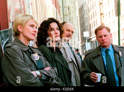 NYPD BLUE [US-TV-Serien 1993 - 2005] Serie #6/Episode #17 / Nicht Meth mit mir Tx Date: 20/04/99 Andrea Thompson als Det. Jill Kirkendall, KIM DELANEY als Det. Diane Russell, Dennis Franz als Det. Andy Sipowicz, GORDON CLAPP als Det. Greg Medavoy NYPD Blau Stockfoto