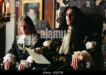 STAGE BEAUTY EDWARD FOX als Sir Edward Hyde und Rupert Everett als König Charles II (rechts) Datum: 2004 Stockfoto