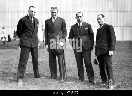 ELSTREE STUDIOS, die Basis der BRITISH INTERNATIONAL PICTURES wird besucht von berühmten Film Schauspieler CLIVE BROOK auch gesehen sind Regisseur/Produzent Victor Saville, und J eine THORPE das Studio General Manager und JOE GROSSMAN Studio Manager Stockfoto