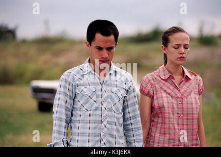 Der König Gael Garcia Bernal als 'Elvis' und Pell James als 'Malerie" in James Marsh's 'The King'. c Tartan Filme. Der König [BR/US 2005] Gael Garcia Bernal als 'Elvis Sandow' und PELL JAMES als 'Malerie Sandow" Datum: 2005 Stockfoto