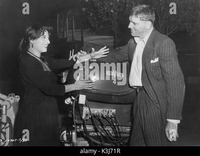 Co-stars Anna Magnani und Burt Lancaster einander über das VISTAVISION KAMERA, der sich mit dem Emblem der ROSE TATTOO, die sie Co-stars Anna Magnani und Burt Lancaster grüßen einander über das VISTAVISION KAMERA, der sich mit dem Emblem der ROSE TATTOO gemalt hat gemalt hat Grüße Stockfoto