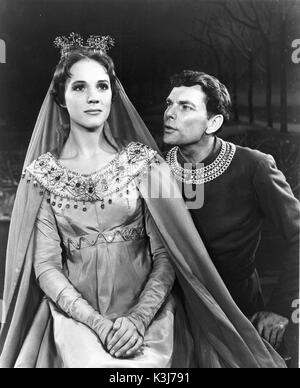 CAMELOT Julie Andrews als Guinevere, WILLIAM SQUIRE als König Arthur, der von Richard Burton 1961] Stockfoto