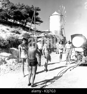 PHAEDRA Vordergrund - in Weiß trunks Links, Anthony Perkins Schauspieler, Mitte, abgestreift bis zur Taille, JULES DASSIN, Direktor, PHAEDRA Datum: 1962 Stockfoto