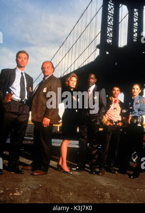 NYPD BLUE DAVID CARUSO als Det. John Kelly, Dennis Franz als Det. Andy Sipowicz, SHERRY STRINGFIELD als Laura Hughes Kelly, James MCDANIEL als Leutnant Arthur Fancy, NICHOLAS TURTURRO als ausgeschaltet. James Martinez, AMY BRENNEMAN als ausgeschaltet. Janice Licalsi Stockfoto