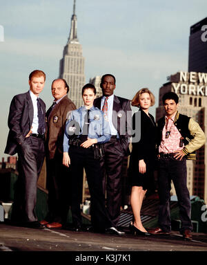 NYPD BLUE Series #1/Cast 1993 David Caruso als Det. John Kelly, Dennis Franz als Det. Andy Sipowicz, AMY BRENNEMAN als ausgeschaltet. Janice Licalsi, JAMES MCDANIEL als Leutnant Arthur Fancy, SHERRY STRINGFIELD als Laura Hughes Kelly, NICHOLAS TURTURRO als ausgeschaltet. James Martinez Stockfoto