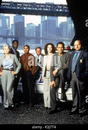 NYPD BLUE ANDREA THOMPSON als Det. Jill Kirkendall, JAMES MCDANIEL als Leutnant Arthur Fancy, NICHOLAS TURTURRO als Det. James Gordon CLAPP als Det. Greg Medavoy KIM DELANEY als Det. Diane Russell, JIMMY SMITS als Det. Bobby Simone, Dennis Franz als Det. Andy Sipowicz Stockfoto