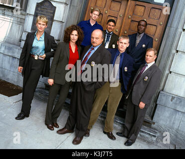 NYPD BLUE BILL BROCHTRUP wie John Irvin, NICHOLAS TURTURRO als Det. James Martinez, JAMES MCDANIEL als Leutnant Arthur Fancy, [L - R] Andrea Thompson als Det. Jill Kirkendall, KIM DELANEY als Det. Diane Russell, Dennis Franz als Det. Andy Sipowicz, RICKY SHRODER als Det. Danny Sorenson, GORDON CLAPP als Det. Greg Medavoy Stockfoto