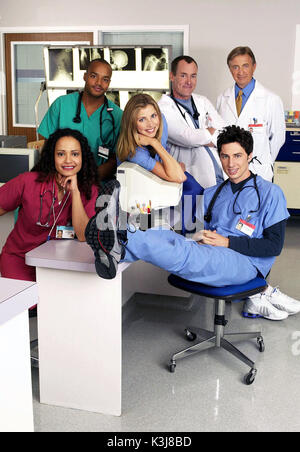 PEELINGS -- NBC Series -- abgebildet: Judy Reyes als Krankenschwester Carla Espinosa, Donald Faison als Chris Turk, Sarah Chalke als Elliott Reid, John C. McGinley als Dr. Phil Cox, Ken Jenkins als Dr. Bob Kelso, Zach Braff als John J.D. Dorian -- NBC Photo: Paul Drinkwater SCRUBS Serie 1 Stockfoto