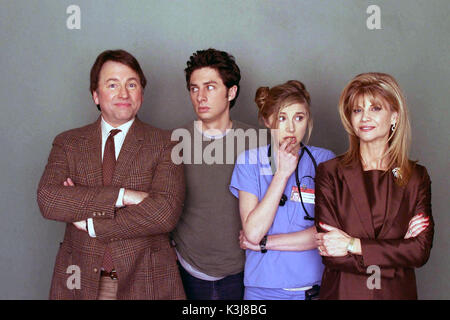 PEELING -- MEIN ALTER HERR -- Sendezeit: Dienstag, 2. April (9:30-10 Uhr ET) -- abgebildet: (l-r) John Ritter als Sam Dorian, Zach Braff als J.D. Dorian, Sarah Chalke als Elliott Reid, Markie Post als Lily Reid - DIE ELTERN DER PRAKTIKANTEN BESUCHEN DAS KRANKENHAUS UND HINTERLASSEN JEDES VON IHNEN EIN EMOTIONALES CHAOS; HEARTS AFIRE CO-STARS RITTER UND POST REUNITE - NBC Photo: Paul Drinkwater SCRUBS [US TV SERIES 2001 - ] Series#1/Episode#19/My Old man [L-R] JOHN RITTER als Sam Dorian, ZACH BRAFF als Dr. John 'J.D.' Dorian, SARAH CHALKE als Dr. Elliot Lily Reid, MARKIE POST Stockfoto