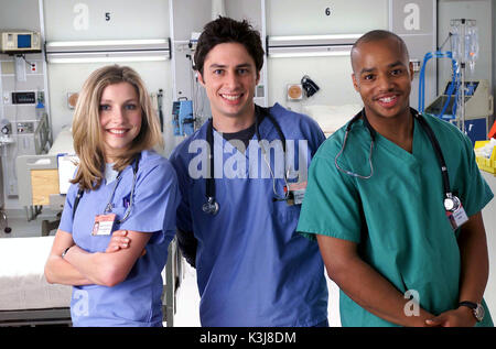 SCRUBS - NBC-Serie - Im Bild: (L-R) Sarah Chalke, Zach Braff, Donald Faison - NBC Foto: Chris Haston SCRUBS [US-TV-Serie 2001-Serie #1] [L - R] SARAH CHALKE als Dr. Elliot Reid, Zach Braff als Dr. John "J.D." Dorian, DONALD FAISON als Dr. Chris Turk Stockfoto