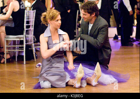 27 DKS-007 Zeitung reporter Kevin bietet eine helfende Hand gefallenen Brautjungfer Jane (Katherine Heigl). 27 Kleider aka 27 DRESSES Katherine Heigl, James Marsden Datum: 2008 Stockfoto