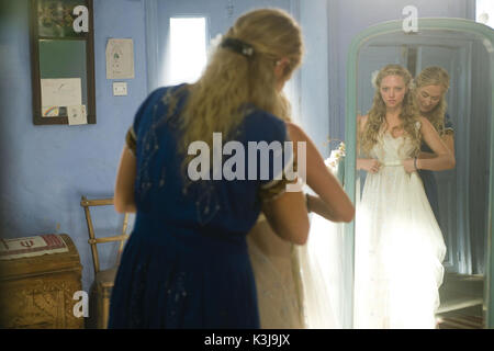 MAMMA MIA! MERYL STREEP als Donna Sheridan und Amanda Seyfried als ihre Tochter Sophie Datum: 2008 Stockfoto