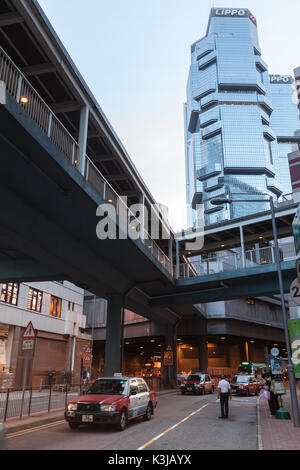 Hongkong - Juli 11, 2017: Lippo Center towers. Twin-tower skyscraper Komplex in 1988 bei 89 Queensway, Admiralty auf Hong Kong Island Stockfoto