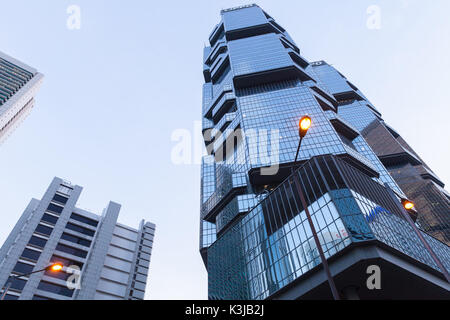 Hongkong - Juli 11, 2017: Lippo Center Tower war zuvor als Bond Center bekannt ist ein Twin-tower skyscraper Komplex in 1988 bei 89 Queensway abgeschlossen Stockfoto