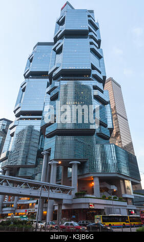 Hongkong - Juli 11, 2017: Lippo Center Türme bisher als Bond Center bekannt ist ein Twin-tower skyscraper Komplex 1988 abgeschlossen bei 89 Queenswa Stockfoto